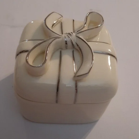 Beautiful glazed porcelain cream with silver trim bow small jewelry organizer
