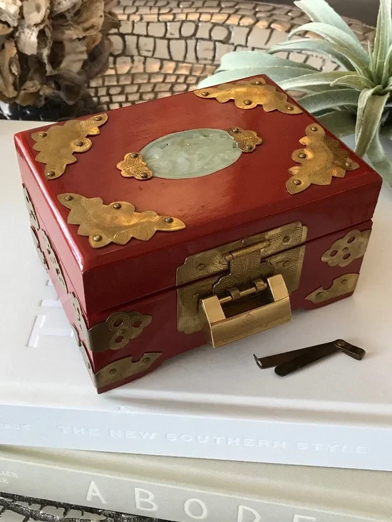 VINTAGE RED CHINESE JEWELRY BOX WITH LOCK & KEY