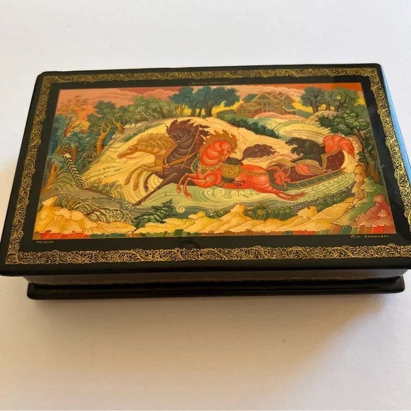 Vintage Russian Lacquer Box – Mstera Hand-Painted Papier-Mâché – 8” x 5” x 2”