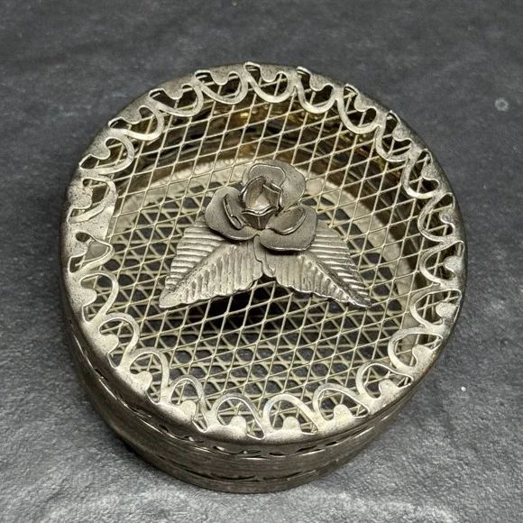 Vintage Silver Tone Filigree Rose Trinket Box Lattice Mesh Jewelry Case Round