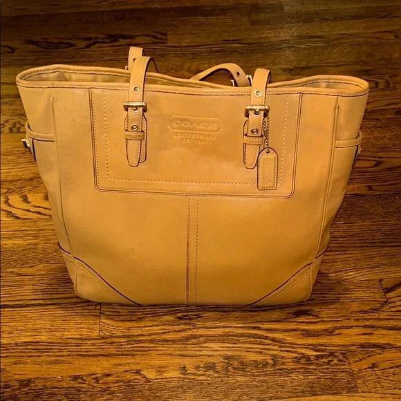 Coach Y2K Light Brown Leather Tote Minimalist Fashion