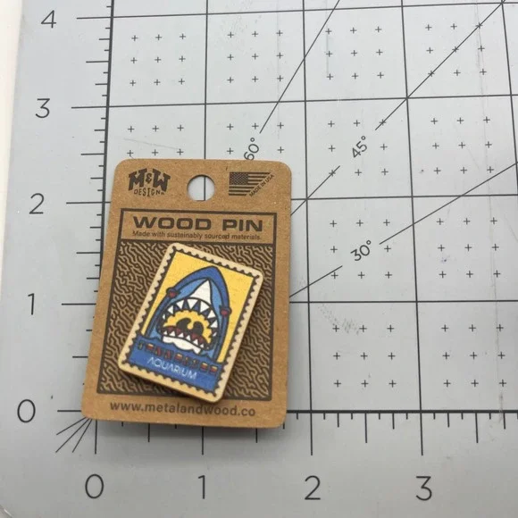 Metal and Wood Co Wood‎ Pin Travel Tennessee Aquarium TN Shark