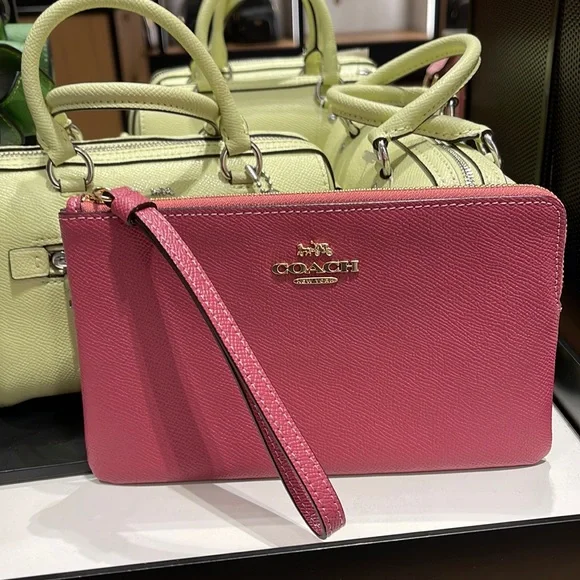 Coach Large Corner Zip Wristlet IM/Rouge