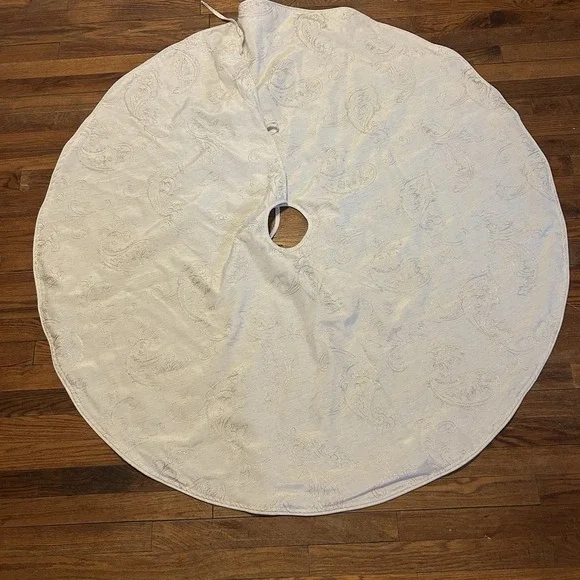 Balsam & Fir Trading Co. White Paisely Linen Embroidered Tree Skirt 52