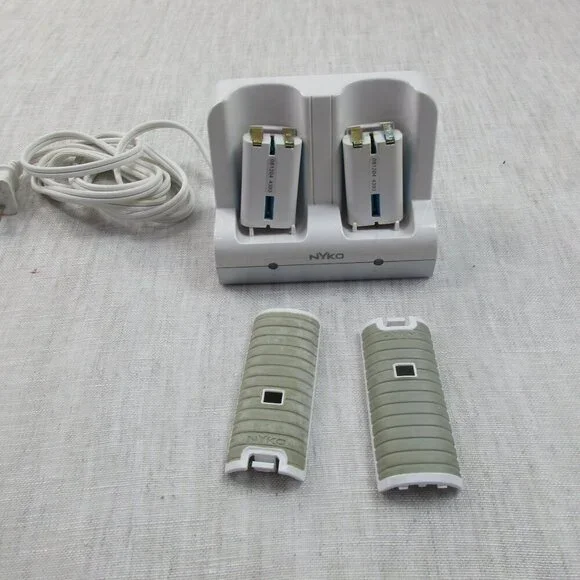 Nyko Nintendo Wii Controllers Video Game‎ Rechargeable Batteries & Docks Station