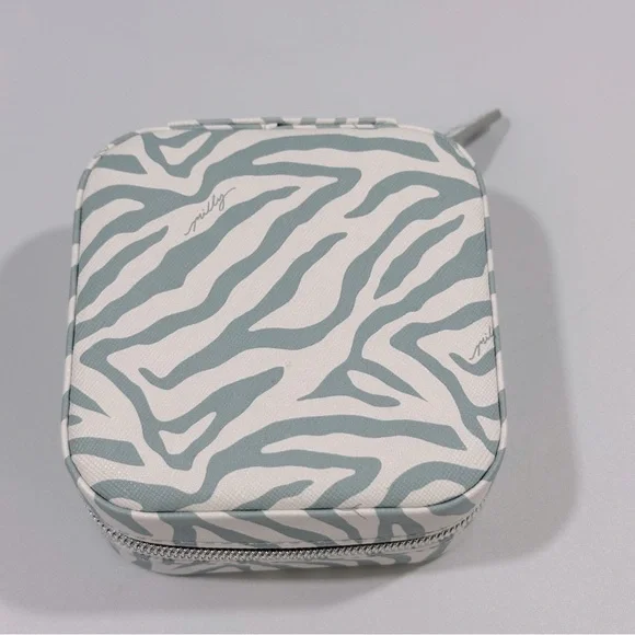 Milly Gray & White Zip Closure Jewelry Travel Organizer Carrier New Animal Print