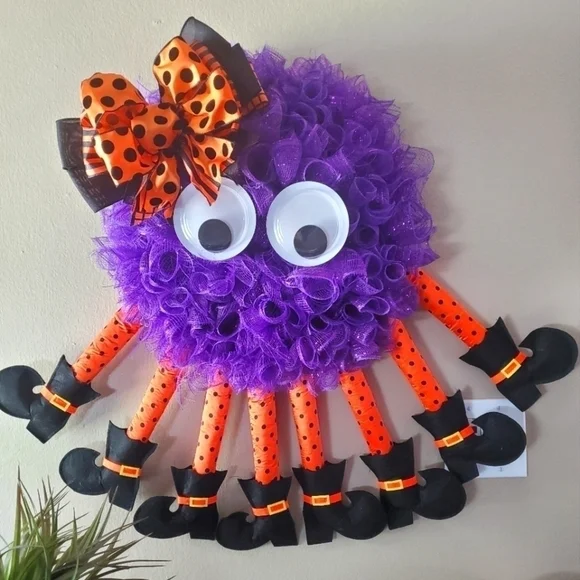 Adorable spider wall or door decor for Halloween. Made to order.