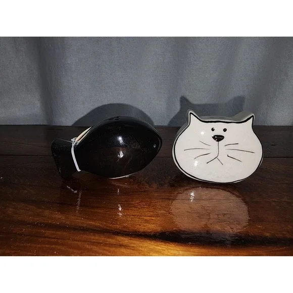 NEW‎ Cat and Fish Salt and Pepper Shakers White Elephant