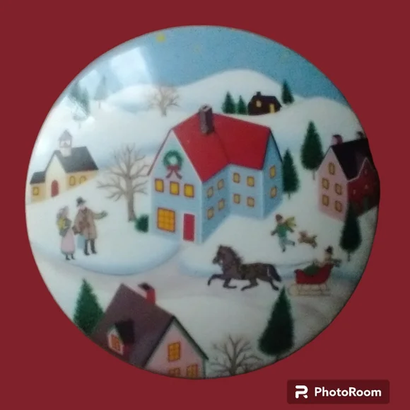 Mikasa HOLIDAY VILLAGE Candy Dish/ Trinket Box Made In JapanThis delightful can