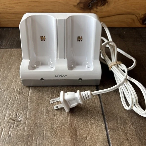 Nyko #87000-A50 Charge Station for Nintendo Wii Controllers - Tested