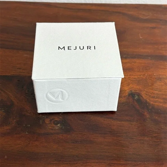 Mejuri‎ Jewelry Gift Box White Empty Packaging Hinged Lid Embossed Logo