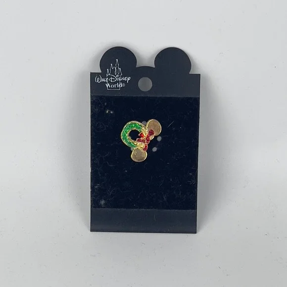 Disney World Mickey Mouse Christmas Wreath Pin Holiday‎ Green Red Badge