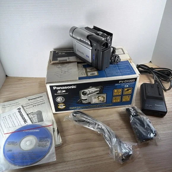 Panasonic PV-DV203 Mini DV Camcorder - 1 Battery - Charger - READ DESCRIPTION
