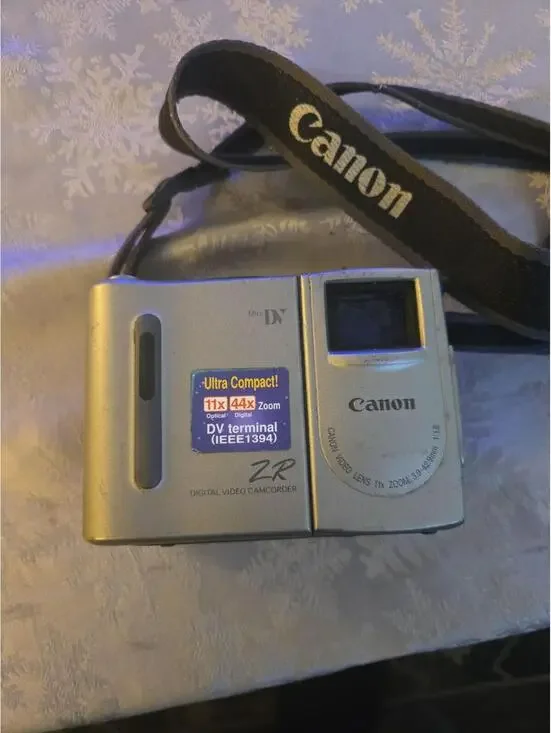 Vintage Canon ZR Mini DV Digital Video Camcorder December 1998 Untested