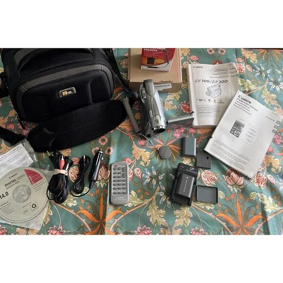 Canon ZR200 Bundle Bag SD Remote 3x Battery AV/Charging Cord Tapes Manual TESTED