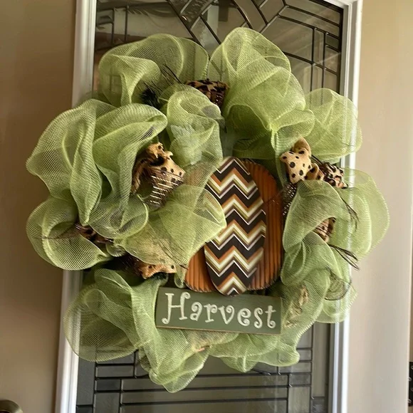 NWOT- Large Fall wreath w/wooden pumpkin & harvest sign, green tulle & bows
