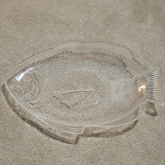 FREE W ANY PURCHASE!Clear Fish-Shaped Plastic Dish