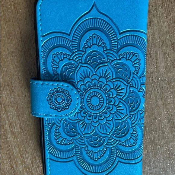 Magnetic close Leather IPhone wallet fits iPhone 7 or 8 in Turquoise color.
