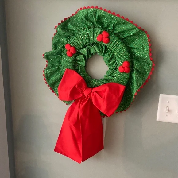 PRICE IS FIRM ‼️Next year’s Wreath❗️ Festive Green and Red Wreath with Bow