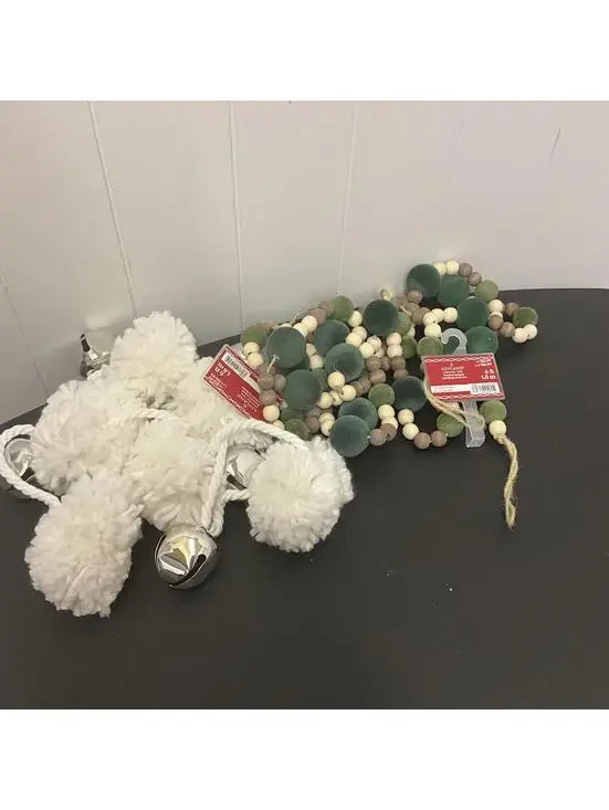 Brand New Ashland Miscellaneous Christmas Garland 6 feet with Yarn Balls