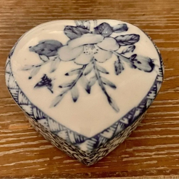 Chinese Hand Painted VTG Porcelain Chinoiseries Heart w Lotus Flower Trinket Box