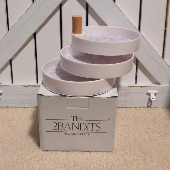 The 2Bandits jewelry holder