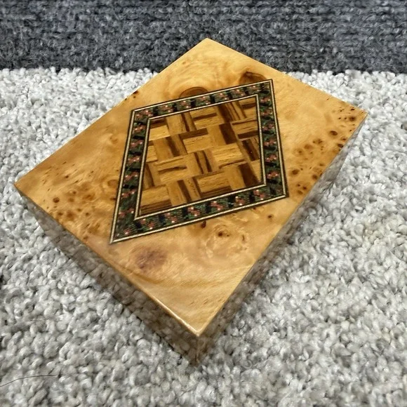 Gargiulo Salvatore Inlaid Wood Trinket Box Italy (3.25
