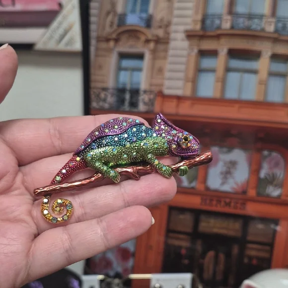 Colorful Crystal Chameleon Fish Brooch - Multicolor