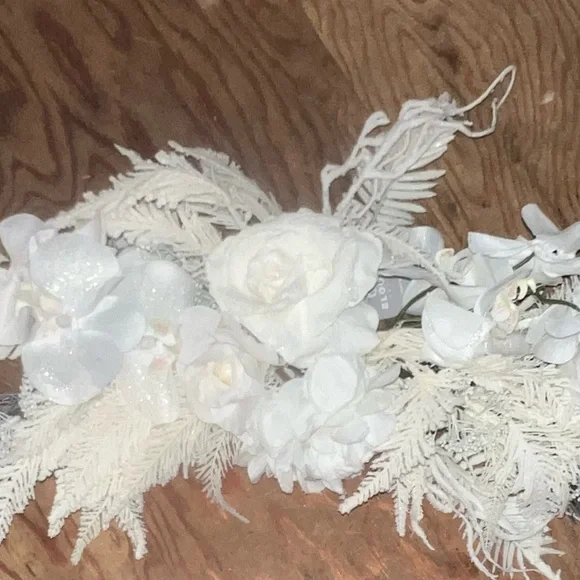 Christmas NEW white sparkly wreath curved