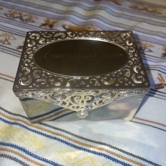 Filigree Silver Things Remembered Keepsake Metal Trinket box Pearl Detail‎