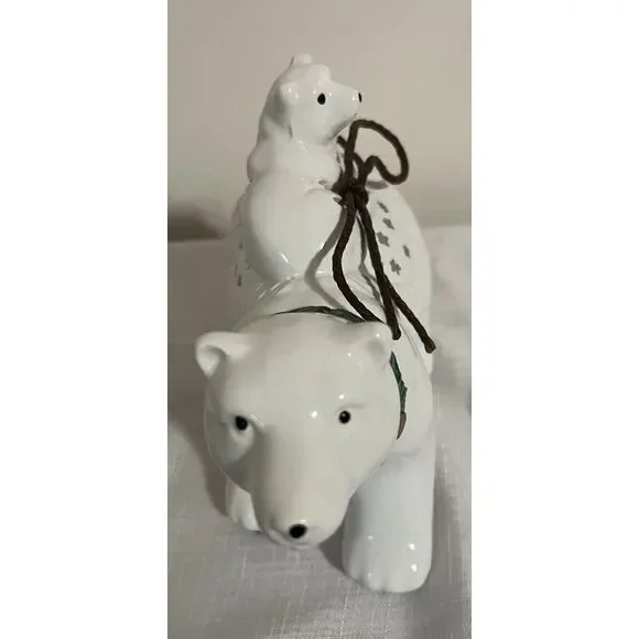 Polar Bear With potpourri‎