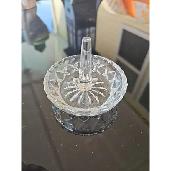 Lead Crystal Floral And X Cut Design Ring Holder 3