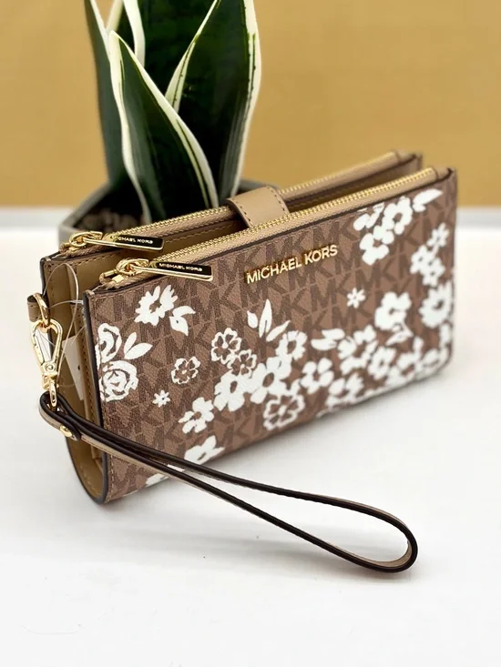 MICHAEL KORS Jet Set Travel Large Printed Signature Logo Wristlet Wallet Camel