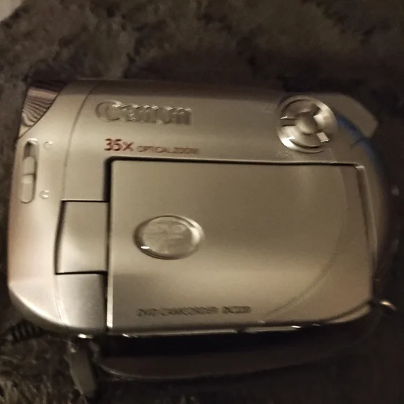 Canon Silver Camcorder with 35x Optical Zoom OBO Tested Works.