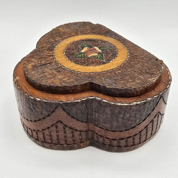 Beautiful Antique Vtg Hand Carved HEART Powder or TRINKET BOX‎ Floral
