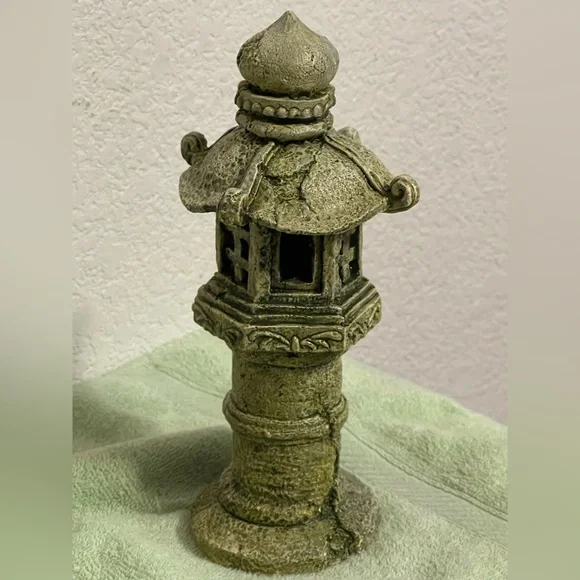 Vintage Aquarium resin Pagoda