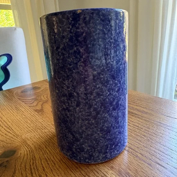 Blue and white splatterware vase