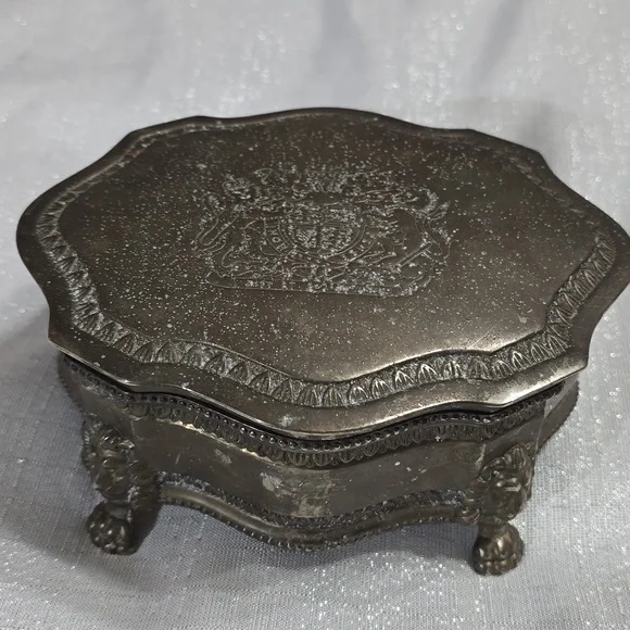 Vintage International Silver Co. Lion Crest Metal Trinket Hairpin Jewelry Box