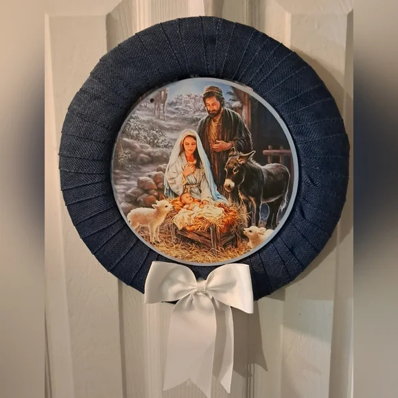 Nativity Scene Wreath with White Bow 12