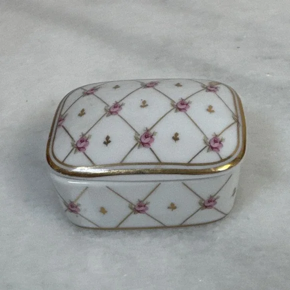 Vintage DAINTY PURPLE FLOWER gold white ceramic trinket jewelry box Japan