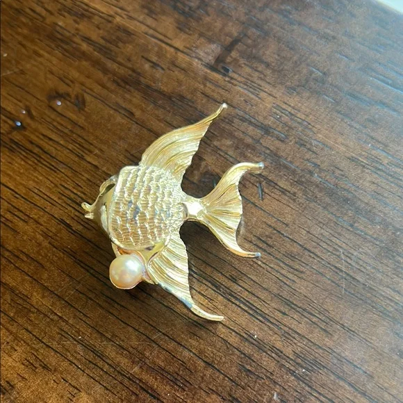 Vintage Elegant Gold Fish Brooch with Pearl