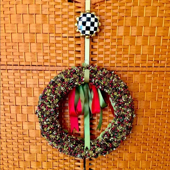 MacKenzie - Childs 𝐼𝑑𝑎 𝑆𝑐𝘩𝑙𝑜𝑠𝑠𝑏𝑒𝑟𝑔 Berry & Cone Wreath