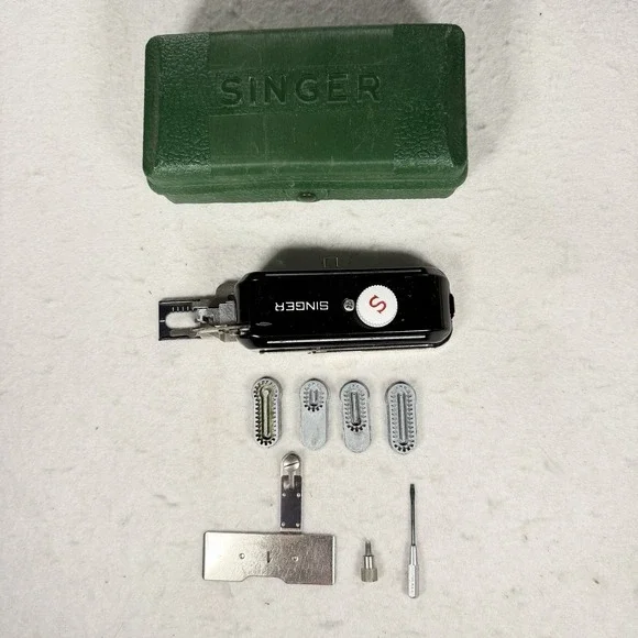Singer Buttonhole Attachment w/ Instructions Templates Green Case 160506 Vintage