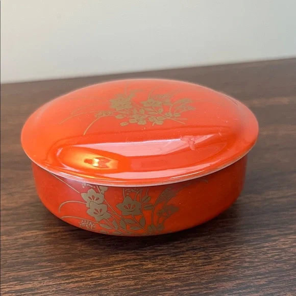 Japanese trinket dish or sauce dish with lid. Beautiful floral design on top.