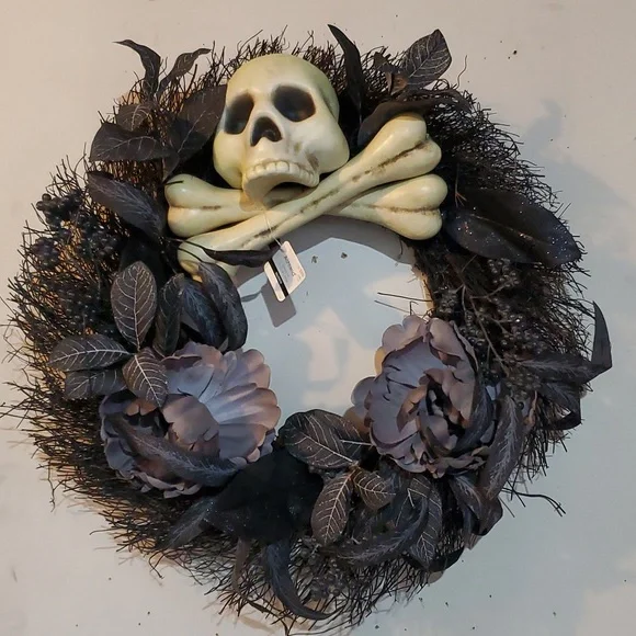 Ashland Halloween Wreath ☠️ Skull & Crossbones