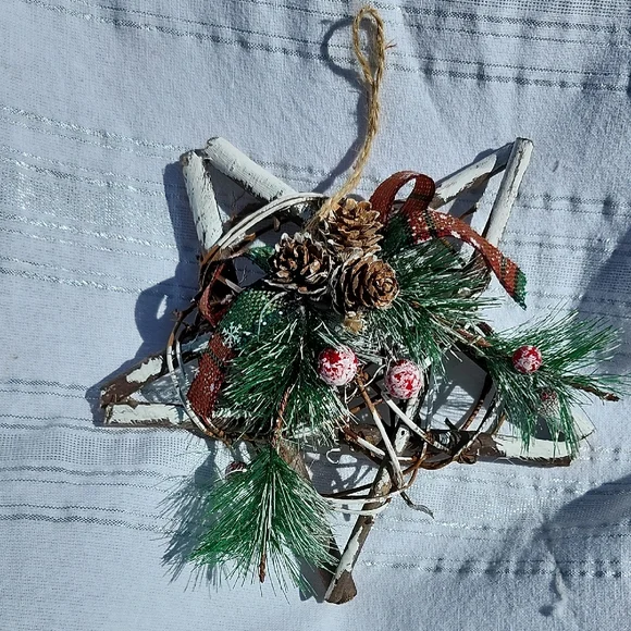 Rustic Holiday Star Wreath with Pinecones and Greenery