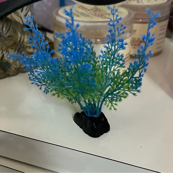 Fish plant decor (fake plant)