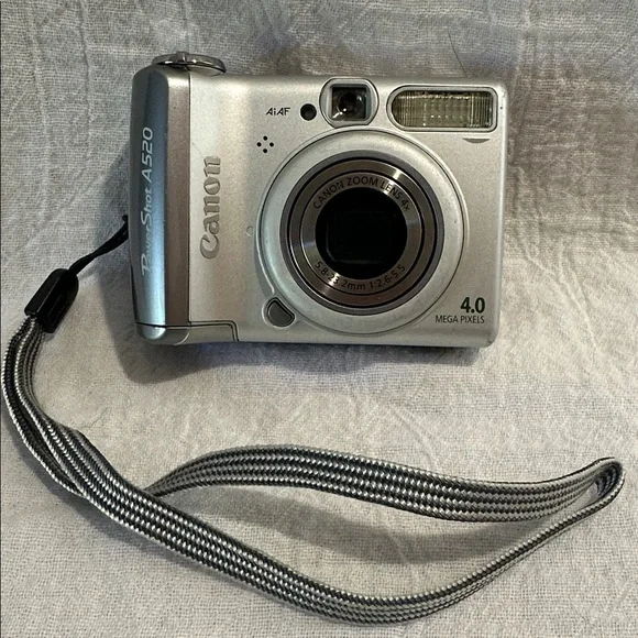 Canon PowerShot A520 Digital Camera 4.0 MP Silver PARTS ONLY ISSUE WITH SHUTTER