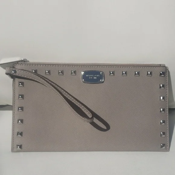 💜Michael Kors Gray Studded Wristlet