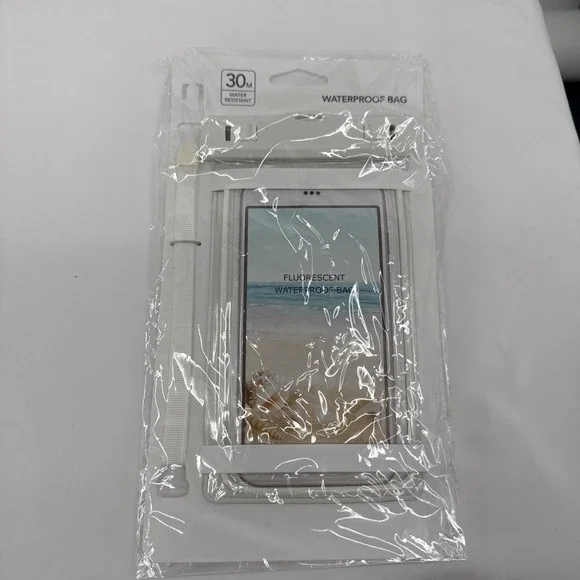 NEW IN PKG. NIP WATERPROOF BAG FOR SMARTPHONES (Non Max/Pro Size)